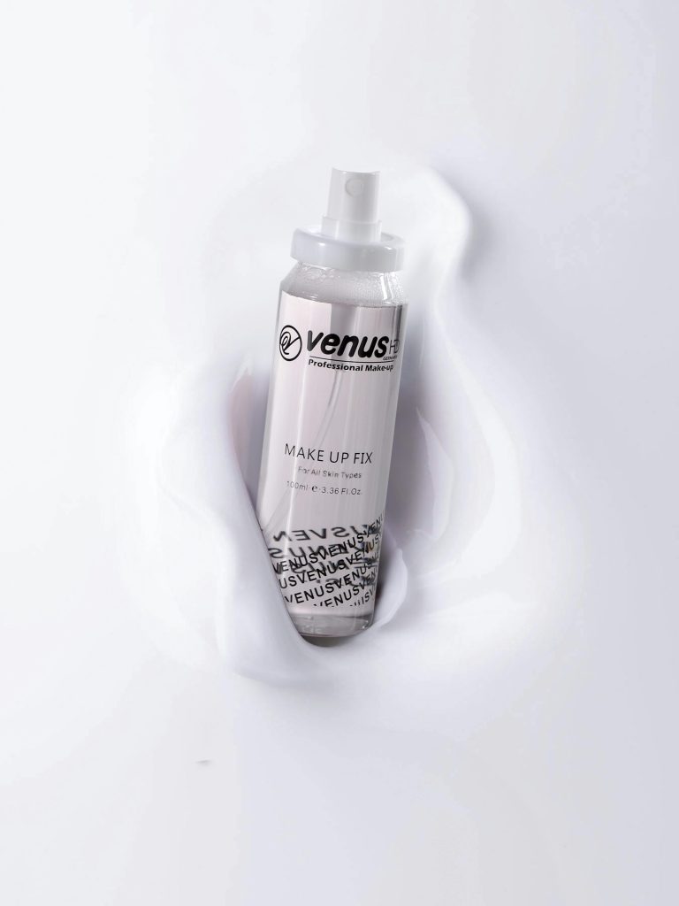 Crème hydratante Venus dans une flaque de crème