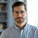 Portrait d'un homme portant des lunettes